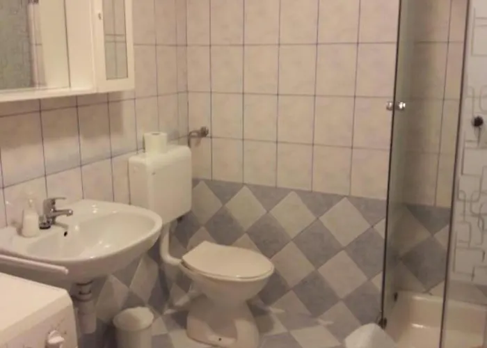 Charming Dokoza - Two Bedroom Ground Floor *